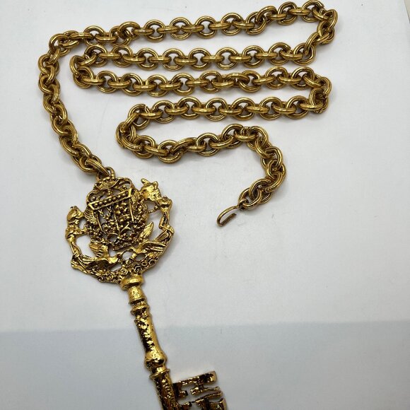 Gold Plate Chain Belt with Large Victorian Key - Picture 4 of 4